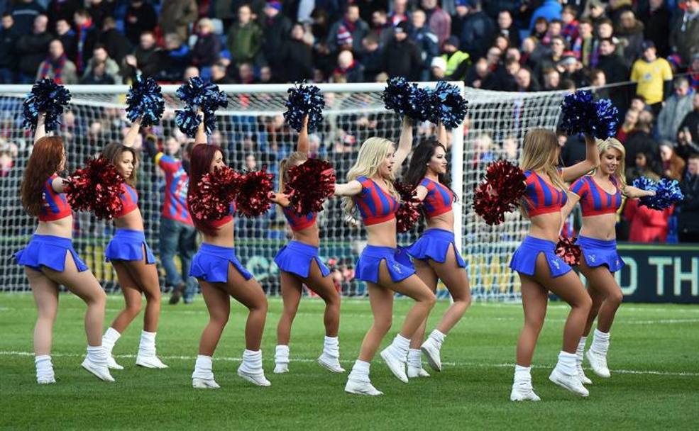 ...e al calcio, con le cheerleaders del Crystal Palace, sul prato del Selhurst Park di Londra, prima della gara di Premier League contro l&#39;Arsenal. (Epa)